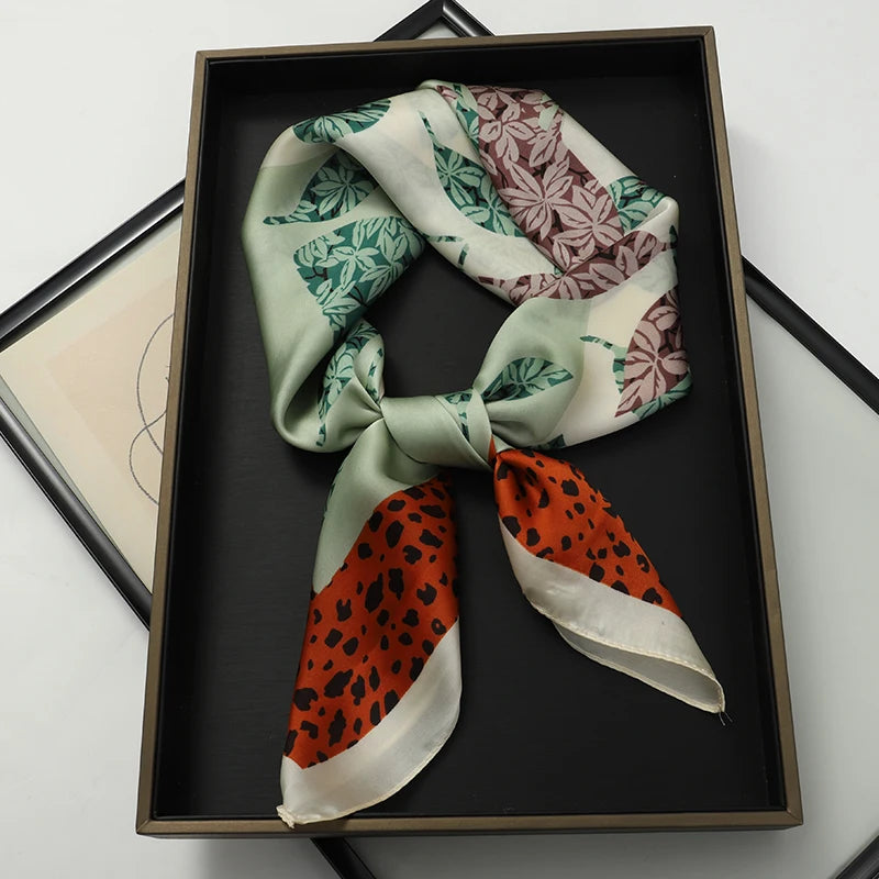 Lenço sofisticado em seda macia, ideal para usar no pescoço, como faixa de cabelo, bandana, hijab de praia, foulard ou acessório de bolsa. Um toque elegante e versátil que transforma qualquer look.