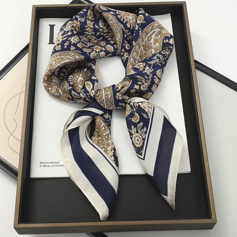 Lenço sofisticado em seda macia, ideal para usar no pescoço, como faixa de cabelo, bandana, hijab de praia, foulard ou acessório de bolsa. Um toque elegante e versátil que transforma qualquer look.