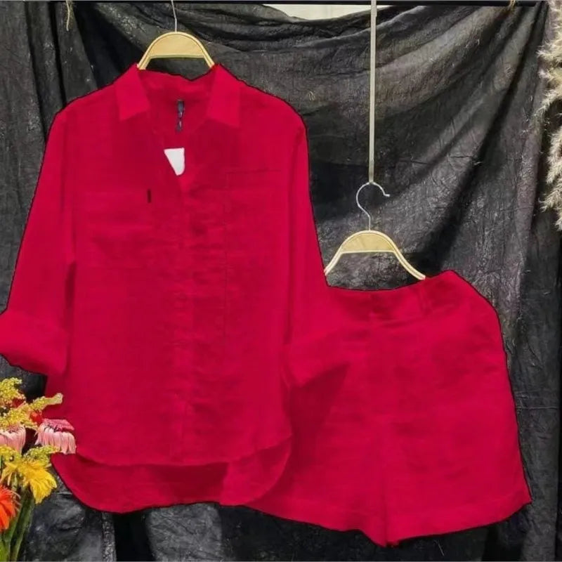 Conjunto feminino confortável e elegante para casa ou passeios, composto por camisa de manga longa e shorts. Feito em algodão e linho leve, ideal para o verão 2024. Perfeito para estilo casual, lazer e conforto diário.