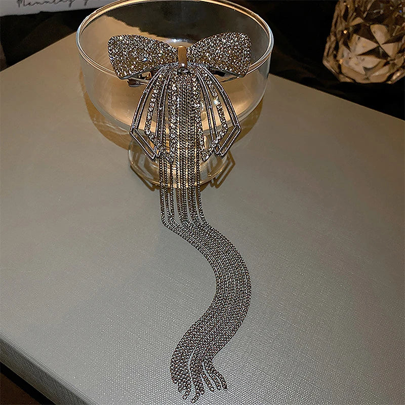 Presilha delicada para mulheres, com design em laço, tassel elegante e strass brilhante. Ideal para complementar penteados em festas, eventos ou looks do dia a dia, adicionando um toque sofisticado e feminino.