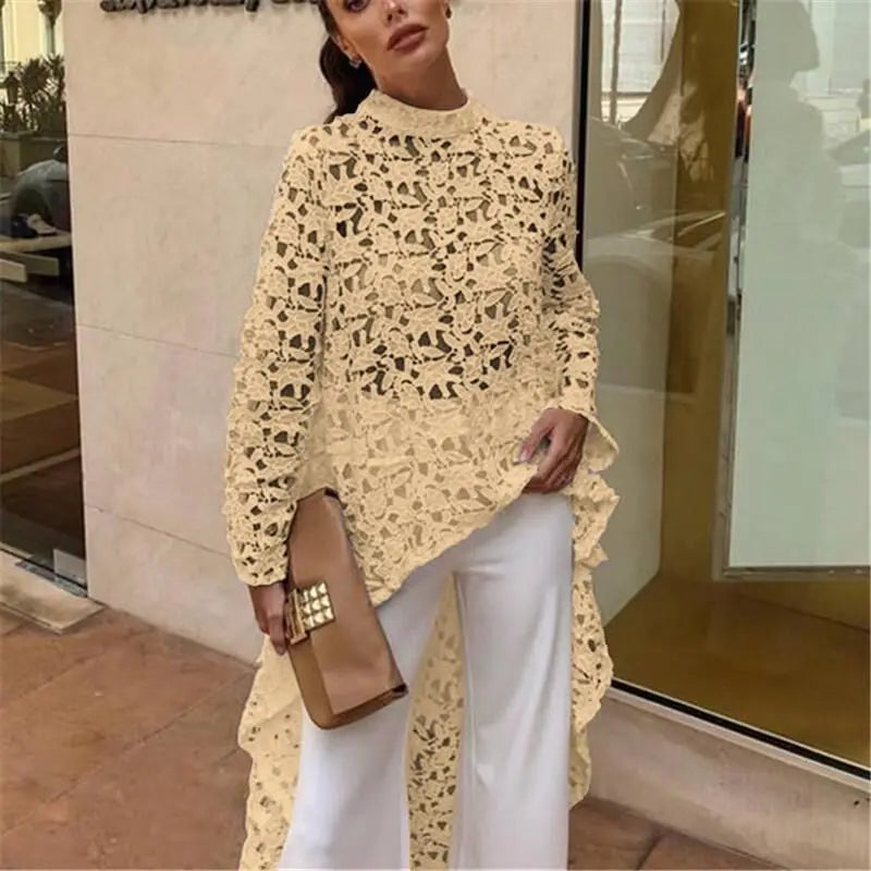 Blusa feminina elegante em renda branca com mangas longas e detalhe transparente em estilo “dovetail”. Perfeita para escritório ou ocasiões sofisticadas, combina charme, feminilidade e conforto em um visual moderno e sexy.