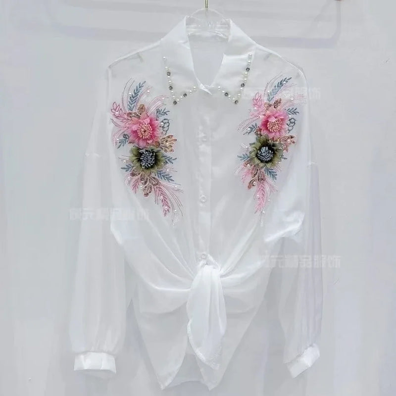 Blusa/Cardigan Feminina com Flores 3D e Bordado de Pedras – Proteção Solar  Design luxuoso com flores 3D e aplicação de pedrarias (beads/diamonds)  manga longa e modelo solto (loose fit) para máximo conforto
