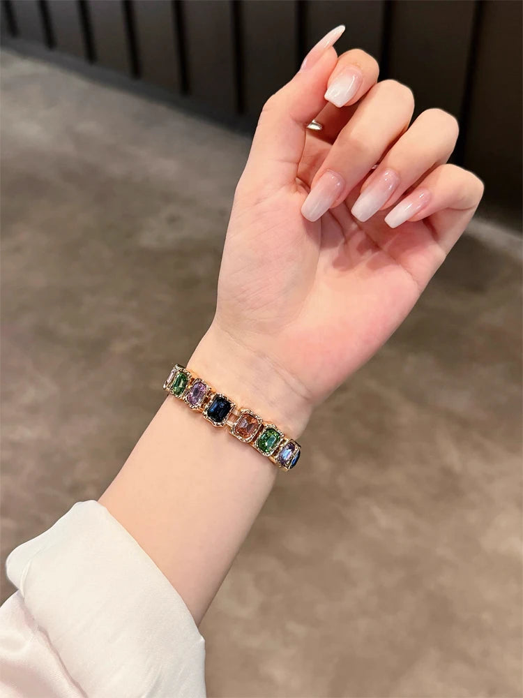 Feita em metal de alta qualidade com detalhes em strass e elasticidade ajustável, proporcionando conforto e estilo. Ideal para transformar seu smartwatch em um acessório sofisticado para uso diário ou eventos especiais.