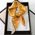 Lenço sofisticado em seda macia, ideal para usar no pescoço, como faixa de cabelo, bandana, hijab de praia, foulard ou acessório de bolsa. Um toque elegante e versátil que transforma qualquer look.