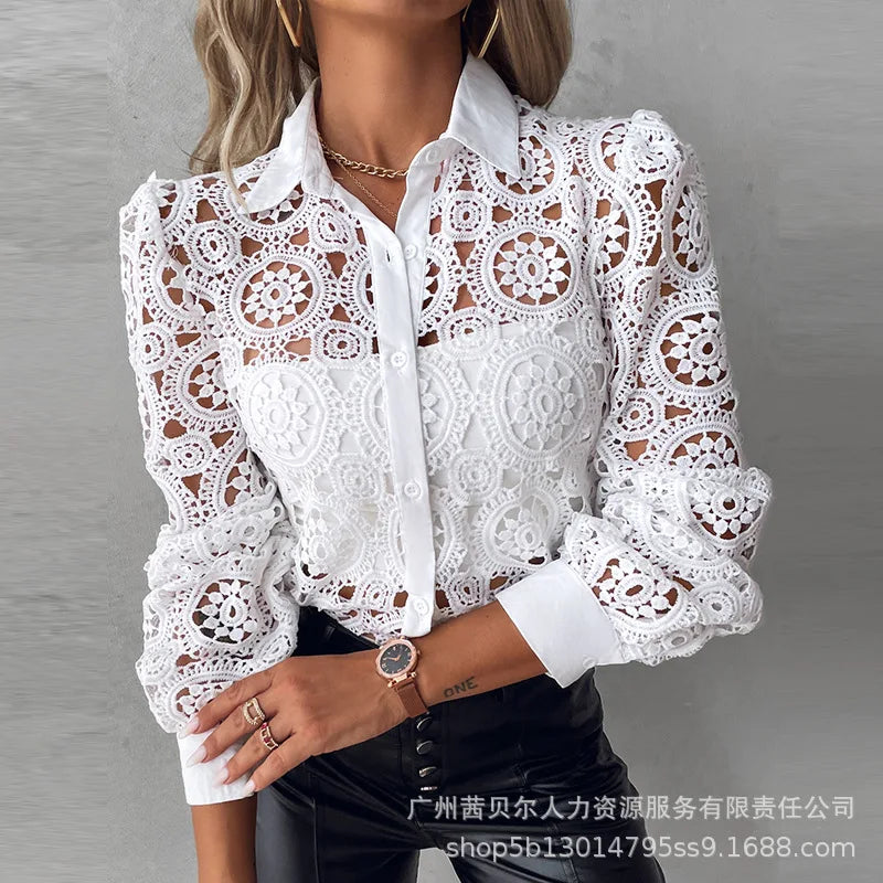 Blusa Feminina Elegante em Renda – Office, Manga Longa, Botões e Decote com Lapela  Blusa feminina sofisticada em renda, ideal para escritório ou eventos casuais-chic  Manga longa com design elegante, proporcionando conforto e estilo