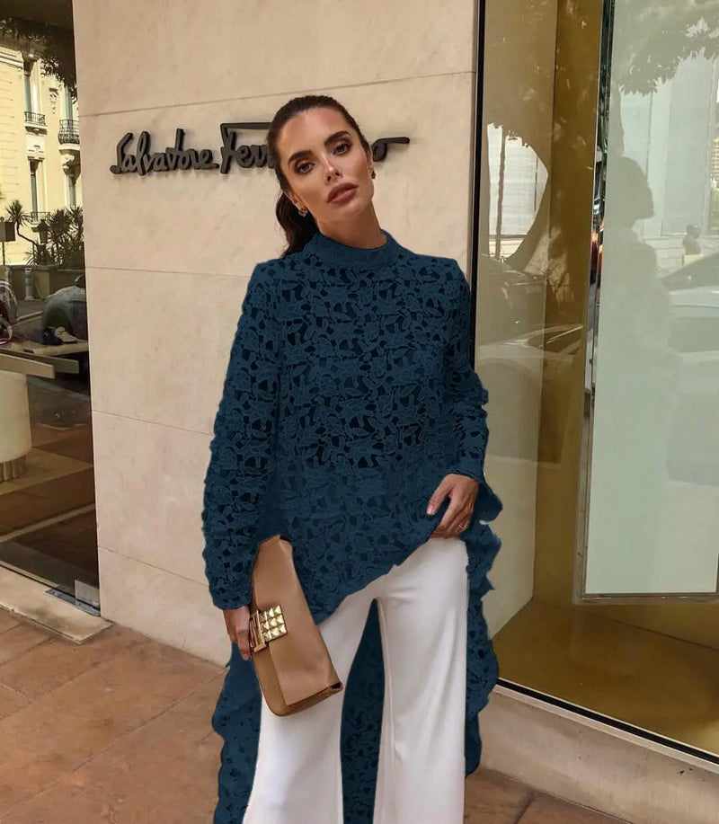 Blusa feminina elegante em renda branca com mangas longas e detalhe transparente em estilo “dovetail”. Perfeita para escritório ou ocasiões sofisticadas, combina charme, feminilidade e conforto em um visual moderno e sexy.