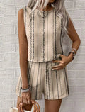 Arrase neste verão com este conjunto feminino casual 2 peças. Composto por top regata com decote O e shorts de cintura alta com estampa listrada, ele oferece conforto, leveza e estilo moderno