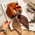 Lenço sofisticado em seda macia, ideal para usar no pescoço, como faixa de cabelo, bandana, hijab de praia, foulard ou acessório de bolsa. Um toque elegante e versátil que transforma qualquer look.