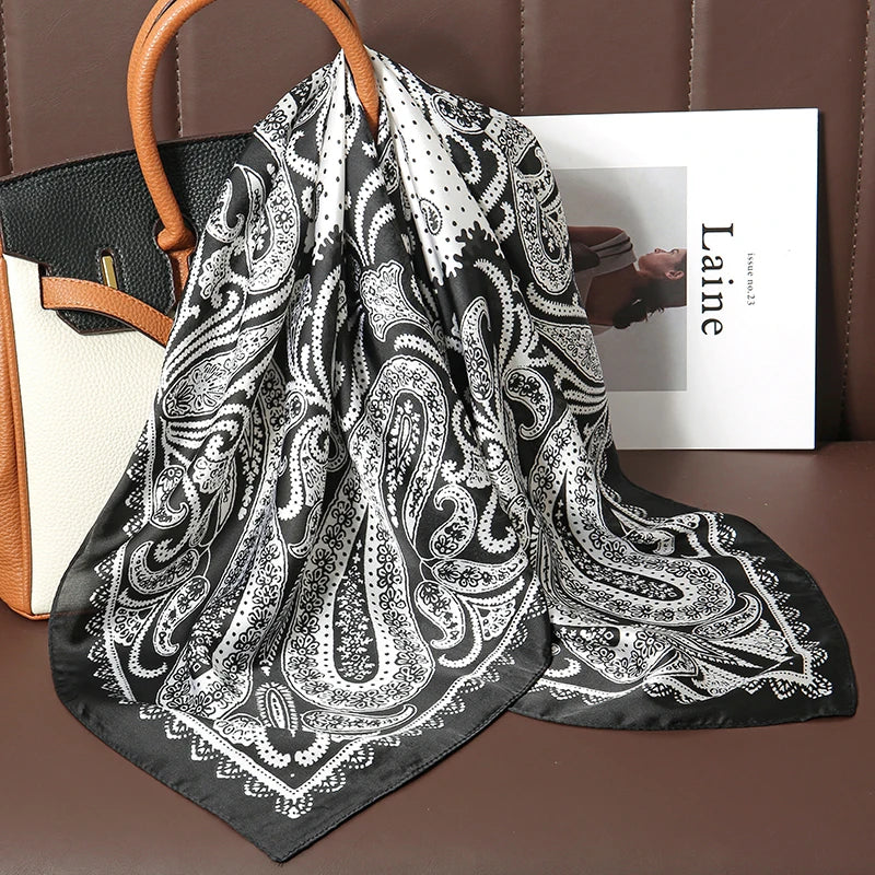 Acessório fashion e versátil em cetim macio, ideal como lenço de pescoço, echarpe, hijab, faixa de cabelo, bandana ou detalhe decorativo em bolsas. Elegância e estilo em qualquer ocasião.