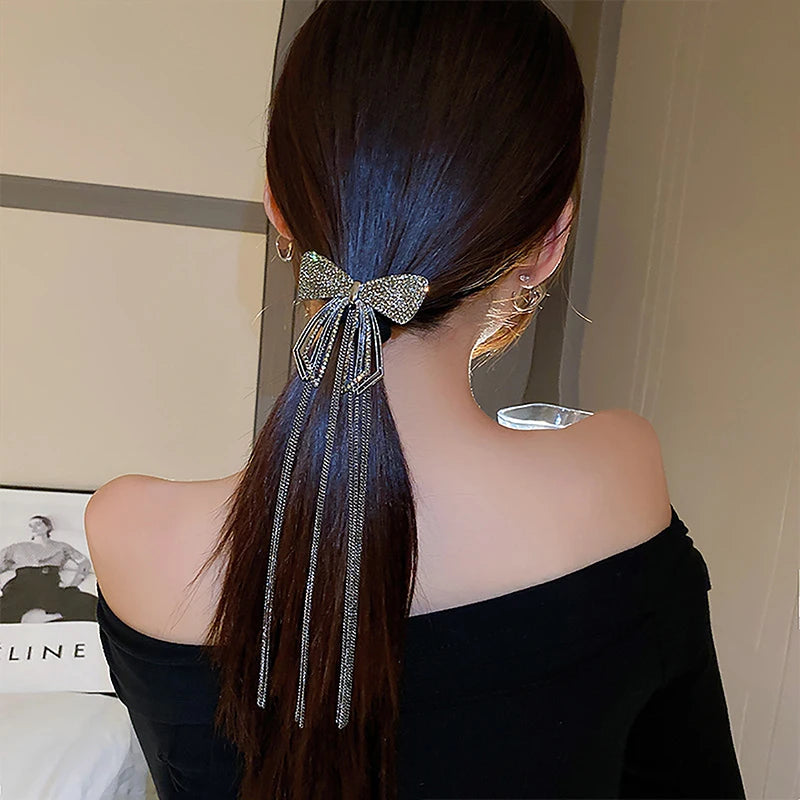 Presilha delicada para mulheres, com design em laço, tassel elegante e strass brilhante. Ideal para complementar penteados em festas, eventos ou looks do dia a dia, adicionando um toque sofisticado e feminino.