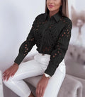 Blusa Feminina Elegante em Renda com Manga Longa – Hollow Design, 2026 Primavera/Outono  Design moderno com detalhes em renda e partes vazadas (hollow), conferindo sofisticação e estilo  Manga longa, ideal para conforto e looks elegantes
