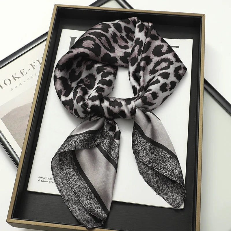 Lenço sofisticado em seda macia, ideal para usar no pescoço, como faixa de cabelo, bandana, hijab de praia, foulard ou acessório de bolsa. Um toque elegante e versátil que transforma qualquer look.