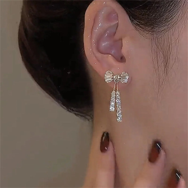 Brincos Femininos Fashion com Laço e Cristais de Zircônia – Acessório Trendy para Festas