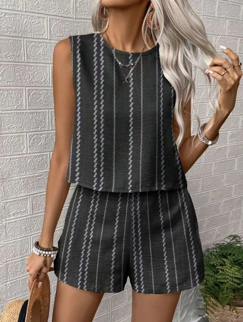 Arrase neste verão com este conjunto feminino casual 2 peças. Composto por top regata com decote O e shorts de cintura alta com estampa listrada, ele oferece conforto, leveza e estilo moderno