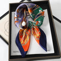 Lenço sofisticado em seda macia, ideal para usar no pescoço, como faixa de cabelo, bandana, hijab de praia, foulard ou acessório de bolsa. Um toque elegante e versátil que transforma qualquer look.