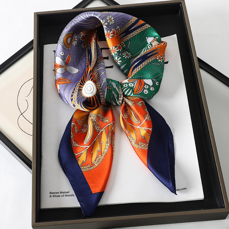 Lenço sofisticado em seda macia, ideal para usar no pescoço, como faixa de cabelo, bandana, hijab de praia, foulard ou acessório de bolsa. Um toque elegante e versátil que transforma qualquer look.