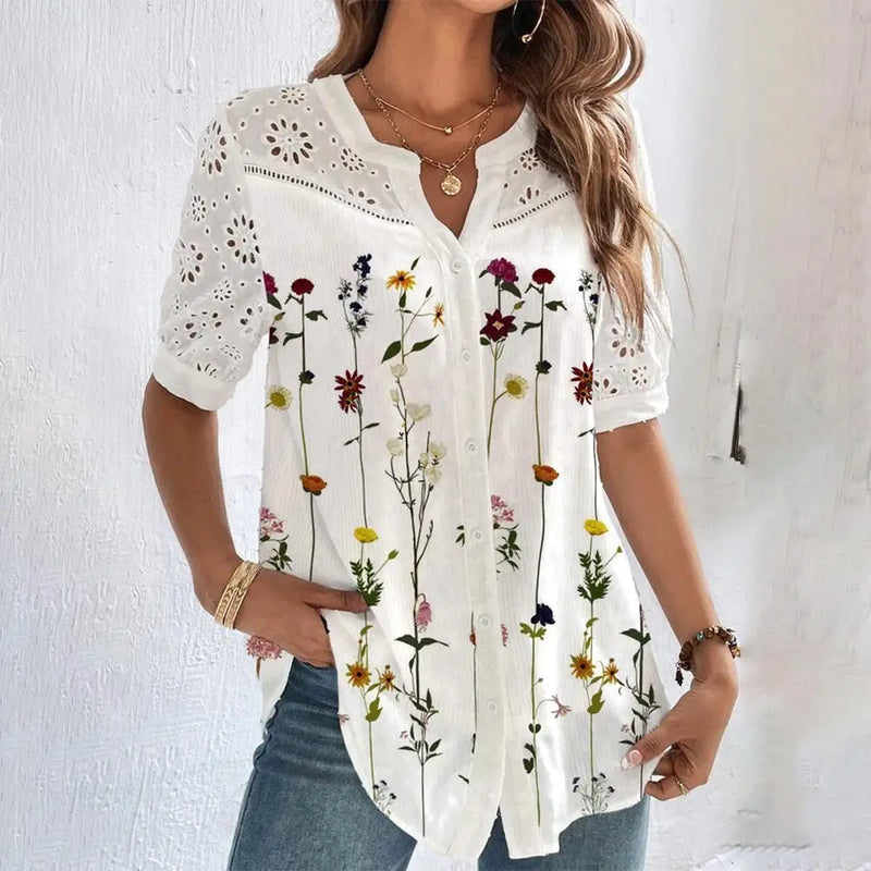 Blusa feminina de renda com mangas curtas, estilo solto e sofisticado. Perfeita para ocasiões casuais, fins de semana ou férias, combinando conforto e elegância em um look moderno.