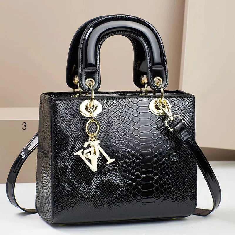 Bolsa feminina elegante e moderna, perfeita para o dia a dia ou eventos especiais. Design luxuoso com opção de uso no ombro ou transversal.