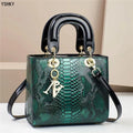 Bolsa feminina elegante e moderna, perfeita para o dia a dia ou eventos especiais. Design luxuoso com opção de uso no ombro ou transversal.
