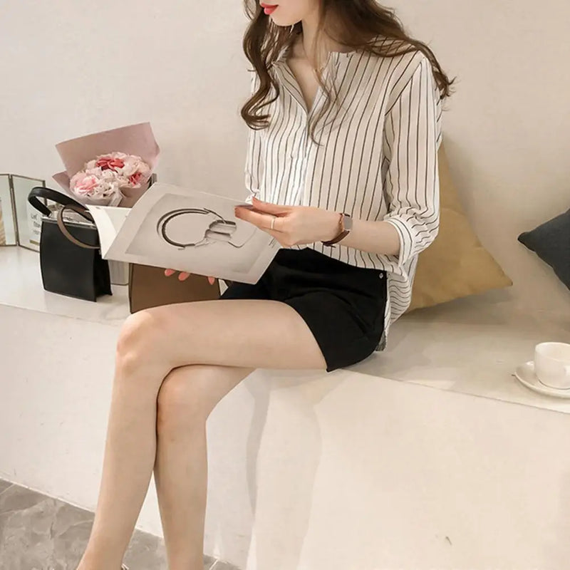 Blusa feminina confortável em poliéster, com design de botões sofisticado, perfeita para escritório ou reuniões. Modelo elegante e versátil, combina facilmente com calças, saias ou terninhos