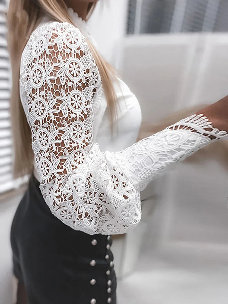 Blusa Feminina Elegante 2025 – Office, Gola, Renda Patchwork e Detalhes Hollow Out  Blusa feminina elegante com gola clássica, ideal para escritório ou ocasiões formais