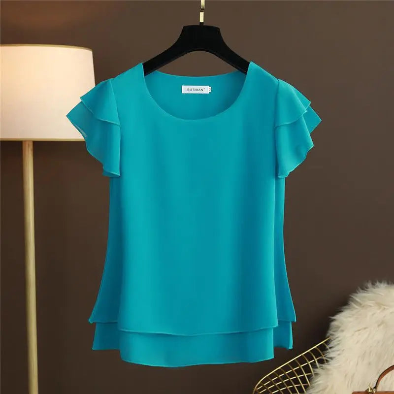 Blusa feminina elegante em chiffon leve com estampa listrada, corte slim fit e mangas longas. Com gola alta e fechamento frontal com botões, é perfeita para looks
