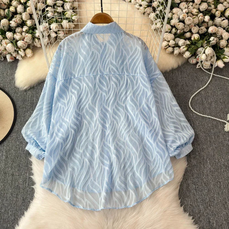 Brilhe em qualquer ocasião com esta blusa feminina elegante de primavera. Confeccionada com bordado de paetês delicado