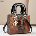 Bolsa feminina elegante e moderna, perfeita para o dia a dia ou eventos especiais. Design luxuoso com opção de uso no ombro ou transversal.