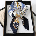 Lenço sofisticado em seda macia, ideal para usar no pescoço, como faixa de cabelo, bandana, hijab de praia, foulard ou acessório de bolsa. Um toque elegante e versátil que transforma qualquer look.