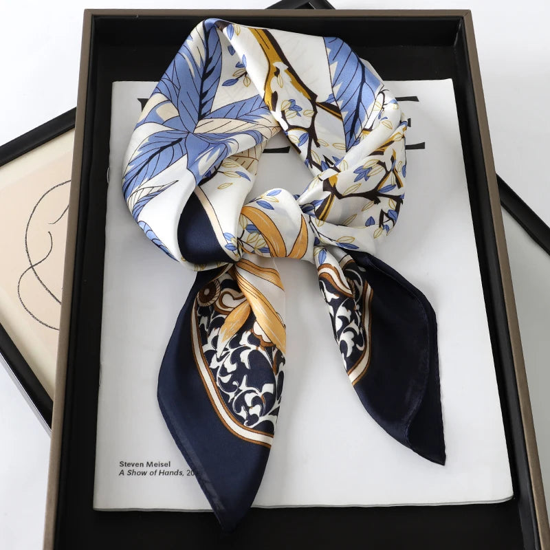 Lenço sofisticado em seda macia, ideal para usar no pescoço, como faixa de cabelo, bandana, hijab de praia, foulard ou acessório de bolsa. Um toque elegante e versátil que transforma qualquer look.