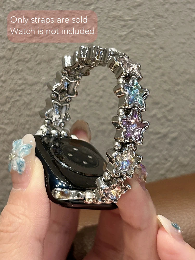 Feita em metal de alta qualidade com detalhes em strass e elasticidade ajustável, proporcionando conforto e estilo. Ideal para transformar seu smartwatch em um acessório sofisticado para uso diário ou eventos especiais.