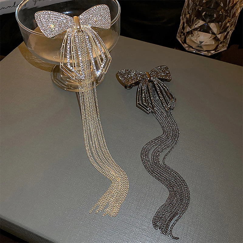 Presilha delicada para mulheres, com design em laço, tassel elegante e strass brilhante. Ideal para complementar penteados em festas, eventos ou looks do dia a dia, adicionando um toque sofisticado e feminino.