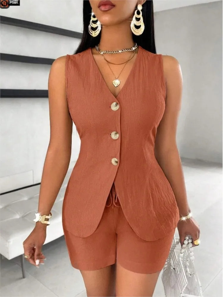Renove seu guarda-roupa de verão com este conjunto feminino 2 peças 2025. Composto por top elegante com botões e shorts de cintura alta