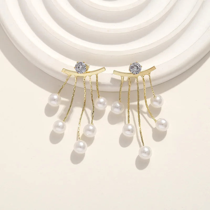 Elegantes brincos femininos com agulha em prata 925, pérolas delicadas e tassel moderno, com detalhes em zircônia. Tendência de moda coreana, perfeitos para complementar looks sofisticados e ocasiões especiais com luxo e brilho.