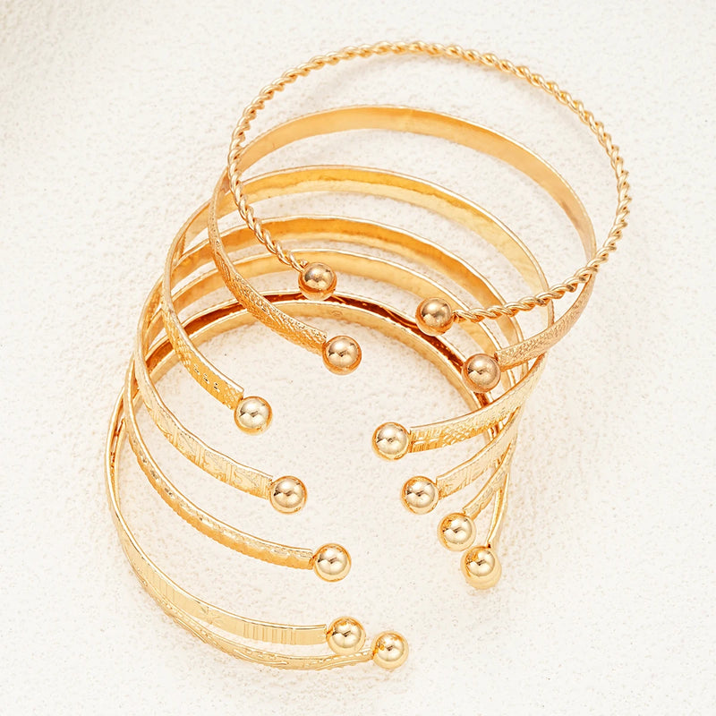 onjunto de 7 Pulseiras Punk Femininas – Douradas com Estampa de Coração, Braceletes Abertos de Metal, Streetwear Goth, Acessórios de Moda 2024