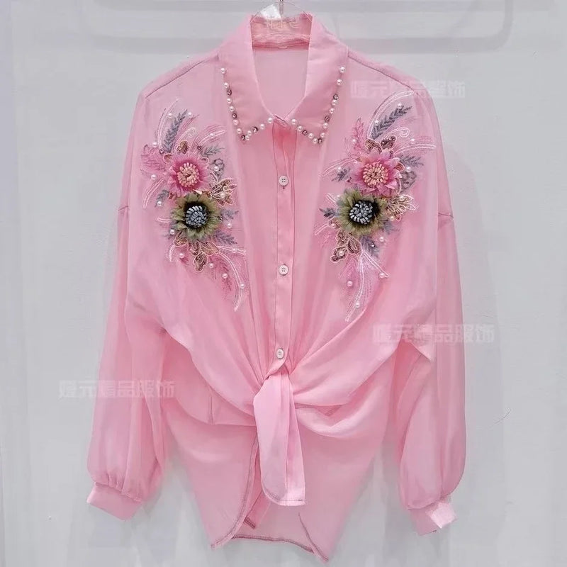 Blusa/Cardigan Feminina com Flores 3D e Bordado de Pedras – Proteção Solar  Design luxuoso com flores 3D e aplicação de pedrarias (beads/diamonds)  manga longa e modelo solto (loose fit) para máximo conforto