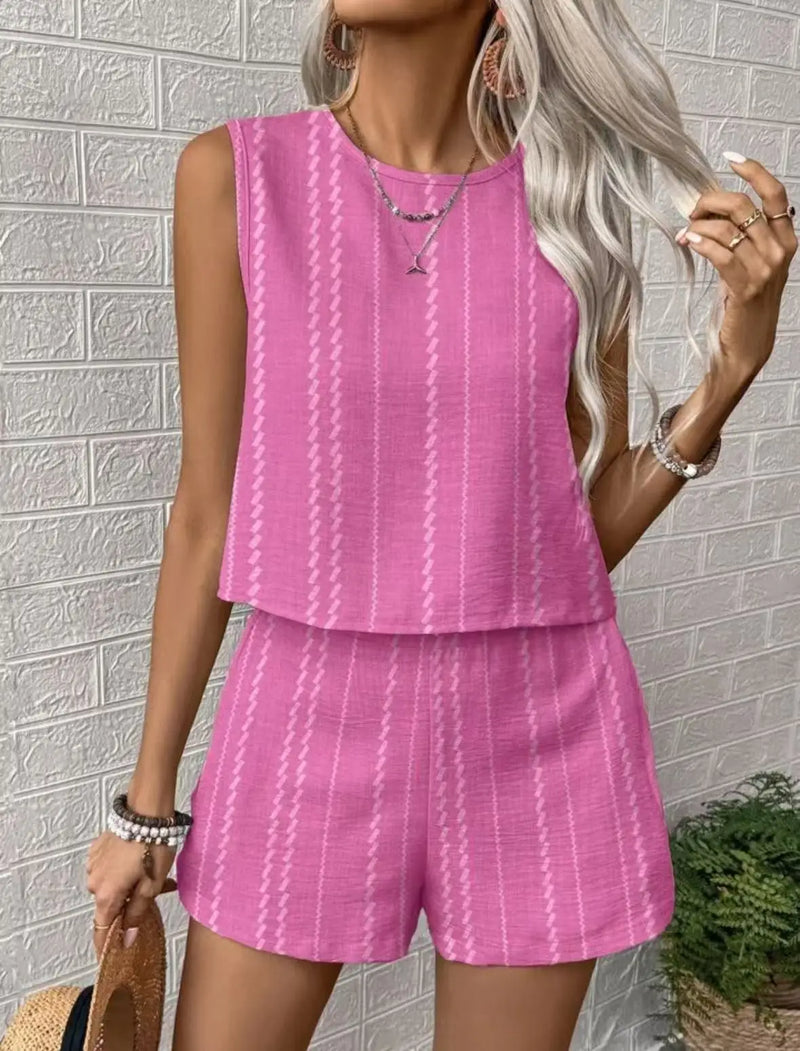 Arrase neste verão com este conjunto feminino casual 2 peças. Composto por top regata com decote O e shorts de cintura alta com estampa listrada, ele oferece conforto, leveza e estilo moderno