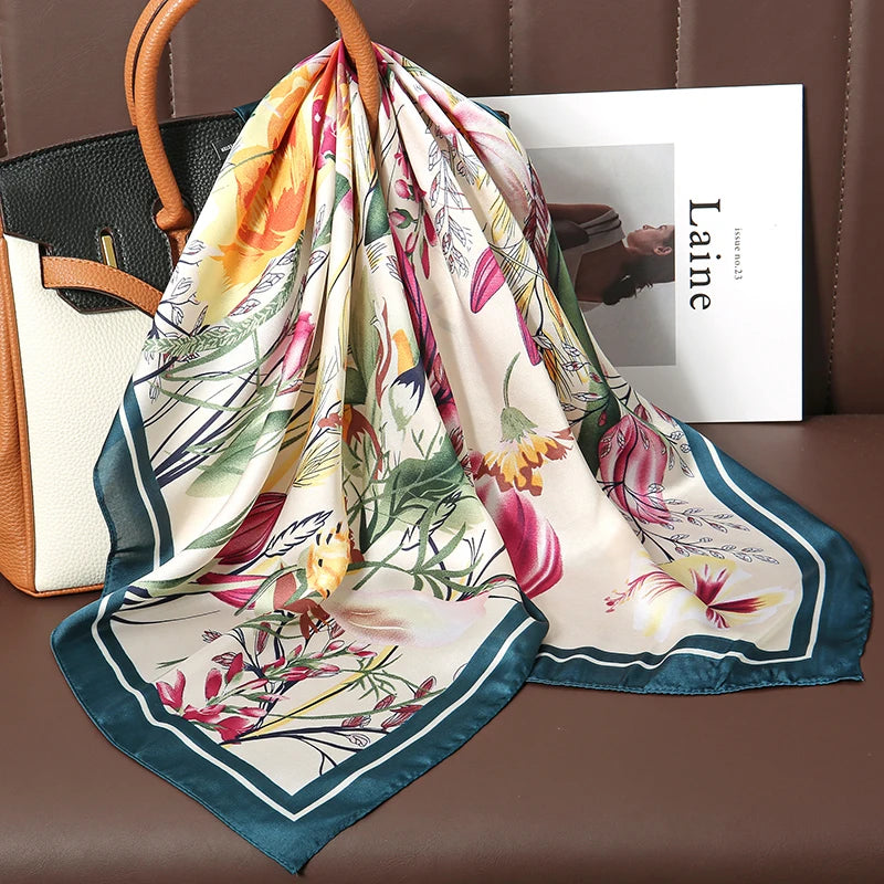 Acessório fashion e versátil em cetim macio, ideal como lenço de pescoço, echarpe, hijab, faixa de cabelo, bandana ou detalhe decorativo em bolsas. Elegância e estilo em qualquer ocasião.