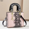 Bolsa feminina elegante e moderna, perfeita para o dia a dia ou eventos especiais. Design luxuoso com opção de uso no ombro ou transversal.