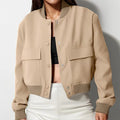 Jaqueta bomber feminina elegante, curta e slim, perfeita para streetwear e looks casuais.