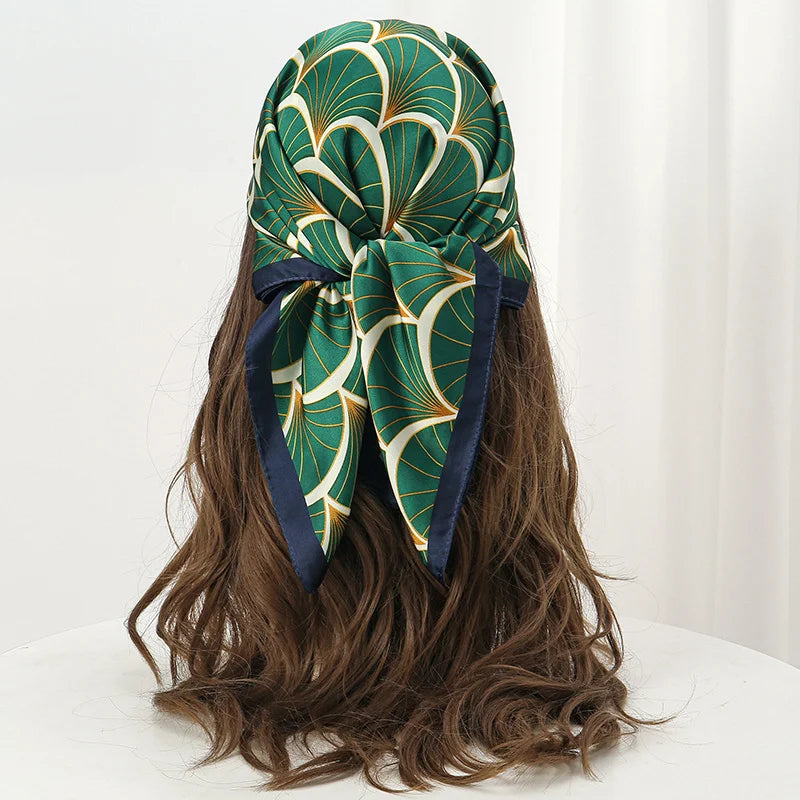 Acessório fashion e versátil em cetim macio, ideal como lenço de pescoço, echarpe, hijab, faixa de cabelo, bandana ou detalhe decorativo em bolsas. Elegância e estilo em qualquer ocasião.