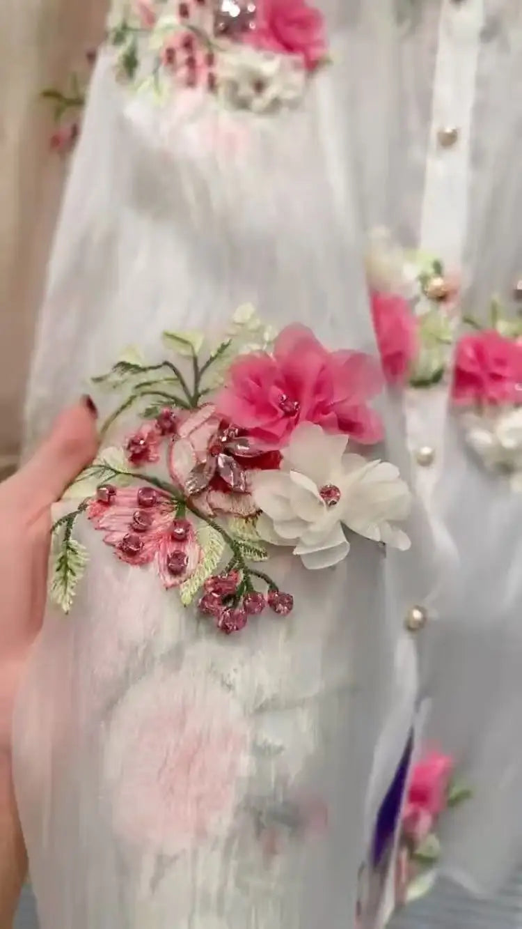 Nova tendência de 2025! Esta blusa feminina combina estilo, conforto e proteção solar. Confeccionada em tecido leve, é perfeita para o verão, oferecendo uma sensação fresca e agradável. O bordado floral adiciona um toque elegante