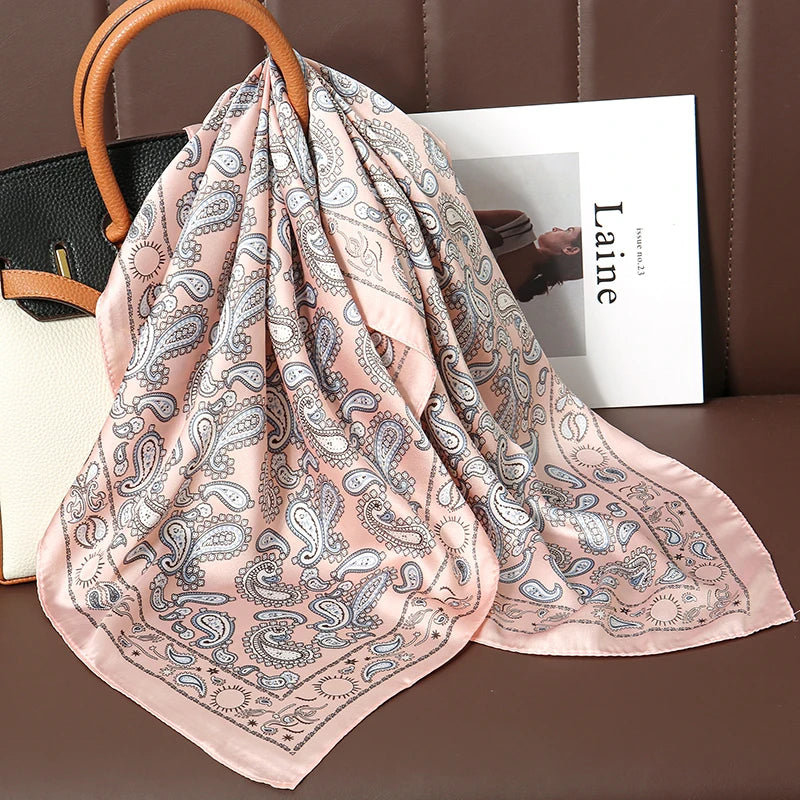 Acessório fashion e versátil em cetim macio, ideal como lenço de pescoço, echarpe, hijab, faixa de cabelo, bandana ou detalhe decorativo em bolsas. Elegância e estilo em qualquer ocasião.