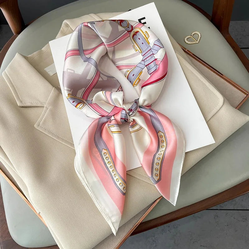 Lenço de Seda Quadrado 70x70cm – Estampa Luxuosa Feminina Lenço fashion em cetim macio, ideal para usar como faixa de cabelo, acessório de pescoço, ou detalhe em bolsas. Elegância e versatilidade em um só acessório.