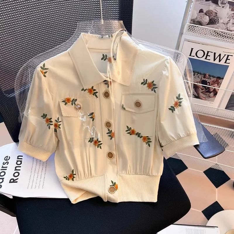 Camisa Feminina de Verão em Algodão e Linho com Bordado Floral – Manga Bufante e Gola Polo