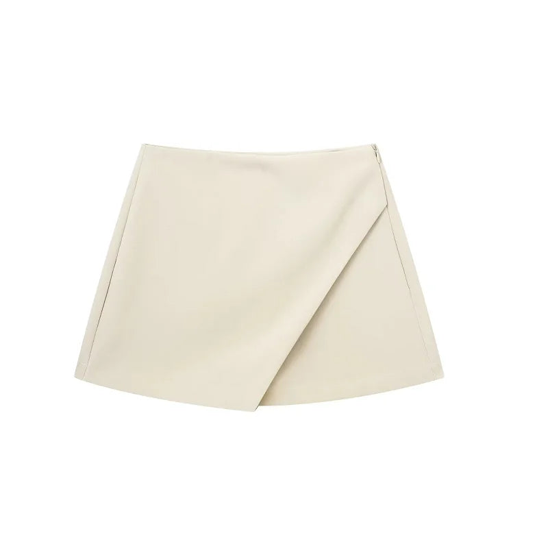 Shorts feminino estilo saia (skort) ideal para looks casuais, fashion e office lady  Disponível em cores clássicas: branco, bege, preto e cáqui  Confeccionado para proporcionar conforto e elegância durante o dia a dia