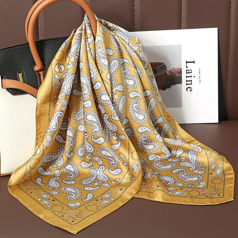 Acessório fashion e versátil em cetim macio, ideal como lenço de pescoço, echarpe, hijab, faixa de cabelo, bandana ou detalhe decorativo em bolsas. Elegância e estilo em qualquer ocasião.