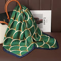 Acessório fashion e versátil em cetim macio, ideal como lenço de pescoço, echarpe, hijab, faixa de cabelo, bandana ou detalhe decorativo em bolsas. Elegância e estilo em qualquer ocasião.