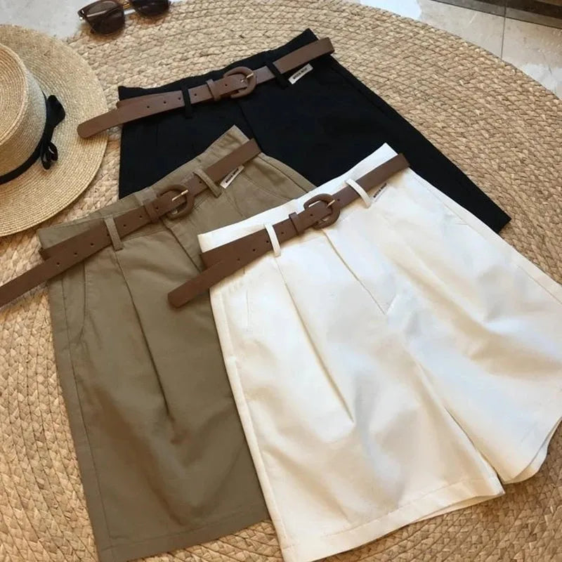 Shorts Feminino de Perna Larga – Algodão Leve, Estilo A-Linha, Verão 2026  confeccionado em algodão fino e respirável, proporcionando conforto durante todo o dia  corte clássico e solto, garantindo liberdade de movimento e elegância