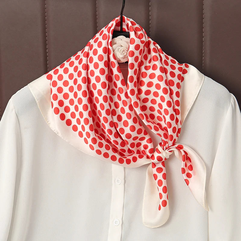 Acessório fashion e versátil em cetim macio, ideal como lenço de pescoço, echarpe, hijab, faixa de cabelo, bandana ou detalhe decorativo em bolsas. Elegância e estilo em qualquer ocasião.